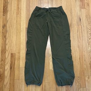 Athleta La Viva fully lined Jogger Pants- Size 8 Olive Green